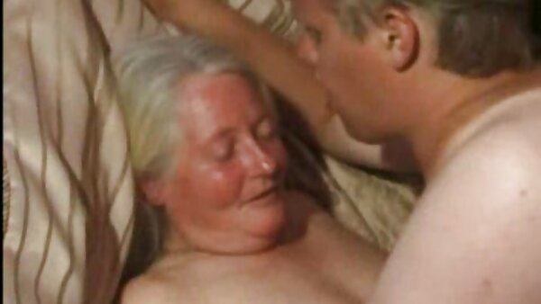 Big tittied blonde Mary Monroe dijemput awek tonggek dan disentuh oleh orang yang tidak dikenali