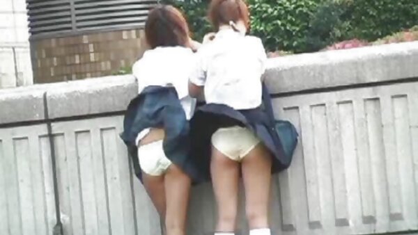 Mae jilat kote Meyers berambut perang mungil mempunyai pussy paling seksi untuk menggilap