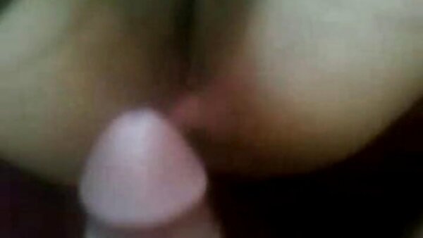 Gadis memukau memberikan blowjob berganda bokeb lucah yang hebat